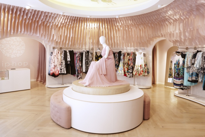 Пудрово-розовый интерьер магазина Hip Hop - статуя в центре зала