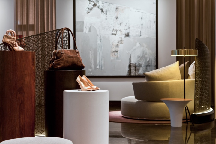 Яркий дизайн интерьера магазина одежды Qela в Катаре