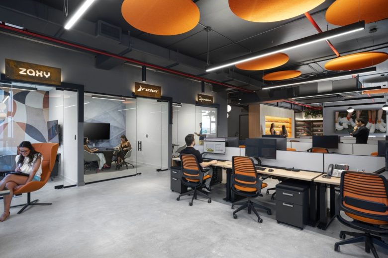 вид на отдельные рабочие кабины Grendene Global Headquarters