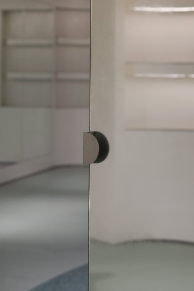 ручки на витринах Mark&Lona Beijing Flagship