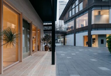 рядом стоящие здания с магазином Lemaire boutique