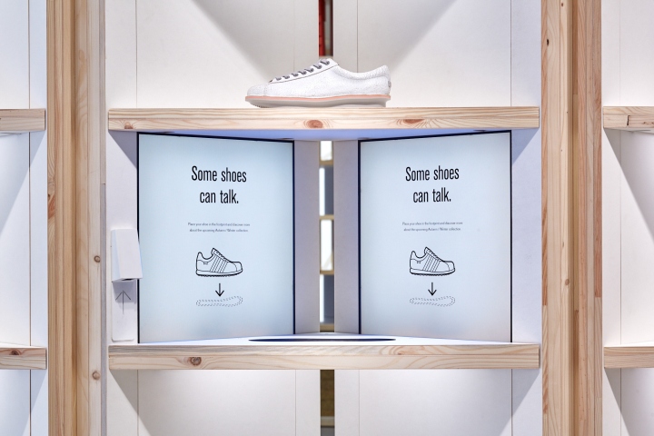 Реклама стелек обувного магазина Camper