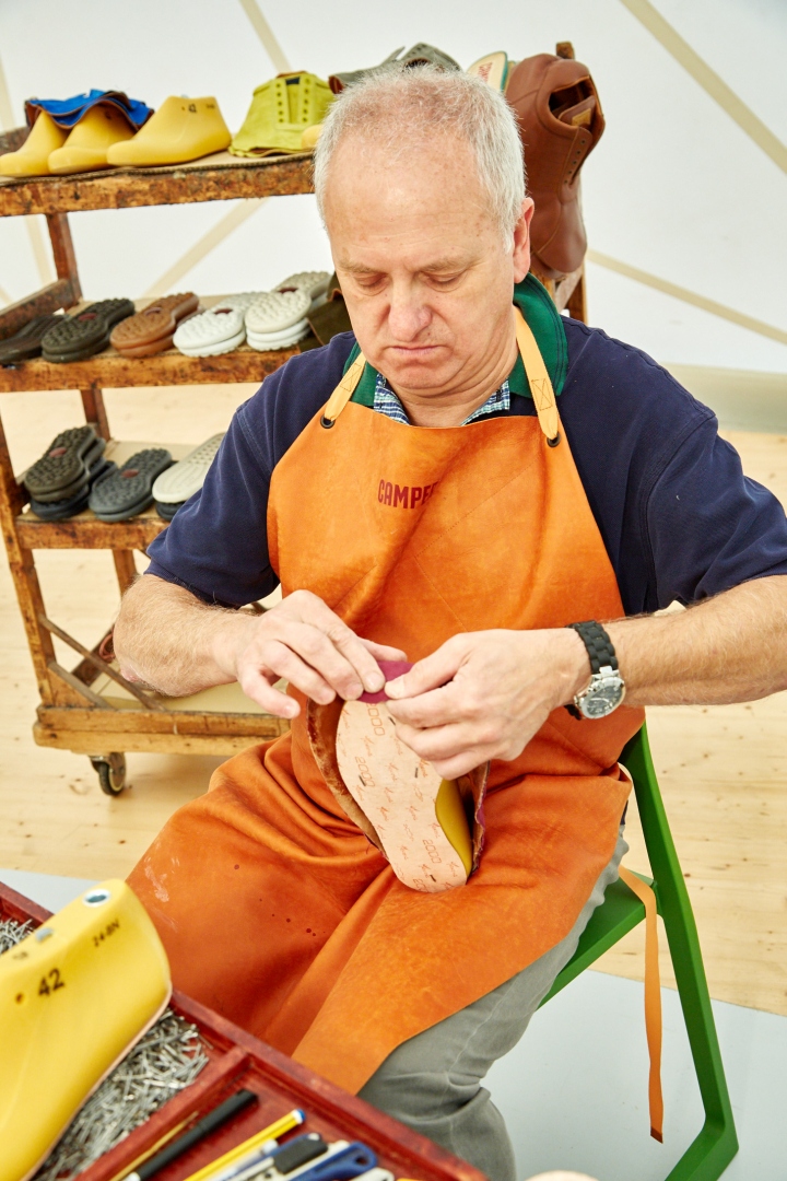 Ручная работа мастера над будущей обувью Camper