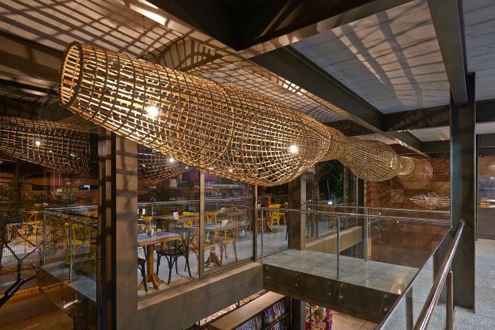 Необыкновенная конструкция в магазине Emporium Santa в Бразилии