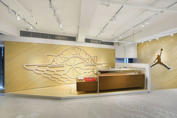 Сочетание белого и золотого в интерьере магазина Air Jordan: логотипы компании
