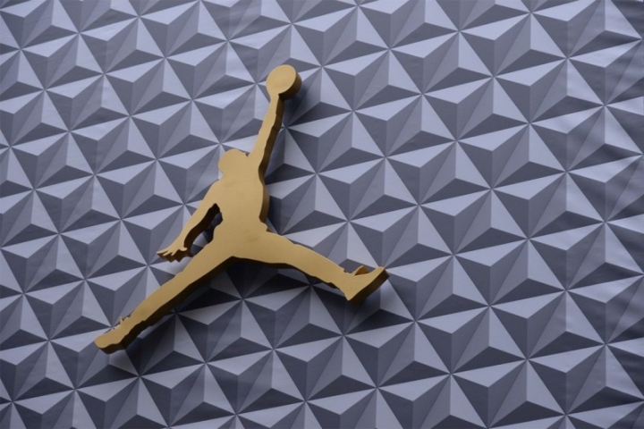 Сочетание белого и золотого в интерьере магазина Air Jordan: большой логотип на фасаде