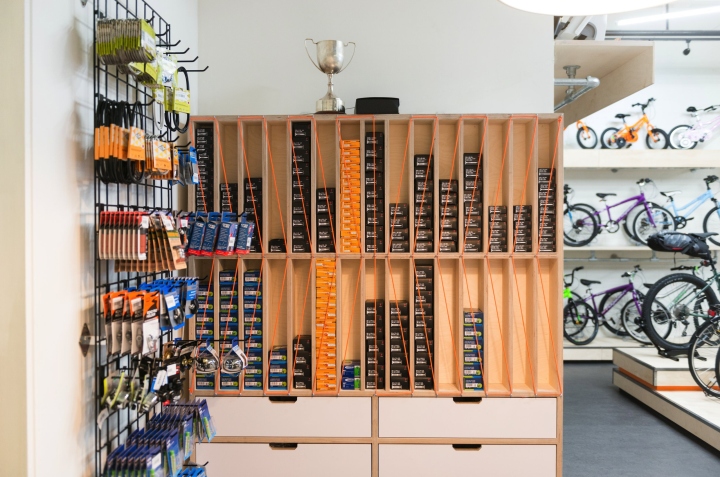 Современный магазин велосипедов: стеллаж с аксессуарами