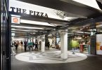 Современный торговый центр Turnstyle в Нью-Йорке приветствует пассажиров метрополитена