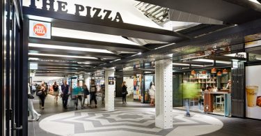 Современный торговый центр Turnstyle в Нью-Йорке приветствует пассажиров метрополитена