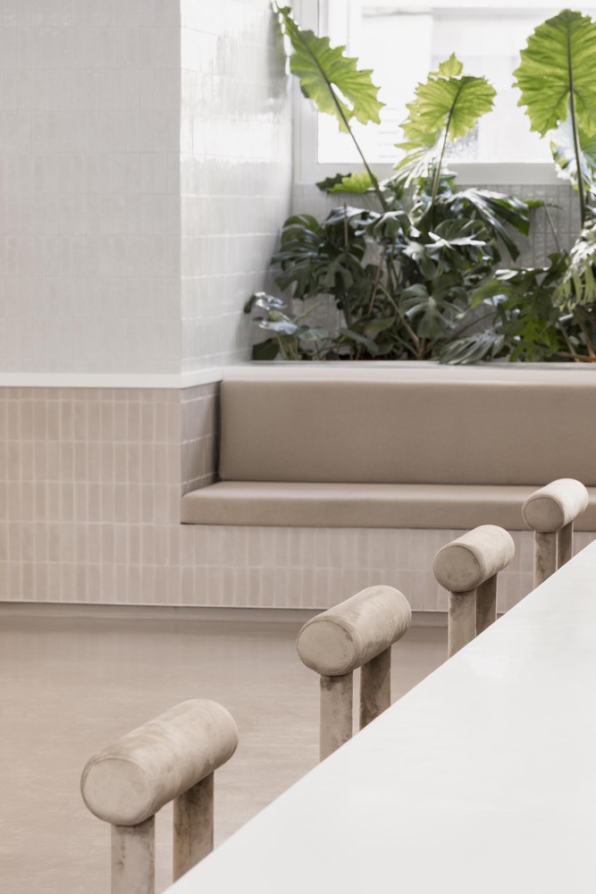 спинки стульев у длинного стола Vedalia Salon