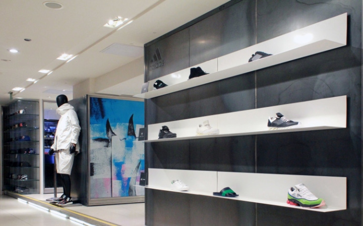 Ассортимент обуви в магазине adidas