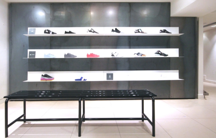 Светодиодная подсветка витрины с обувью в магазине adidas
