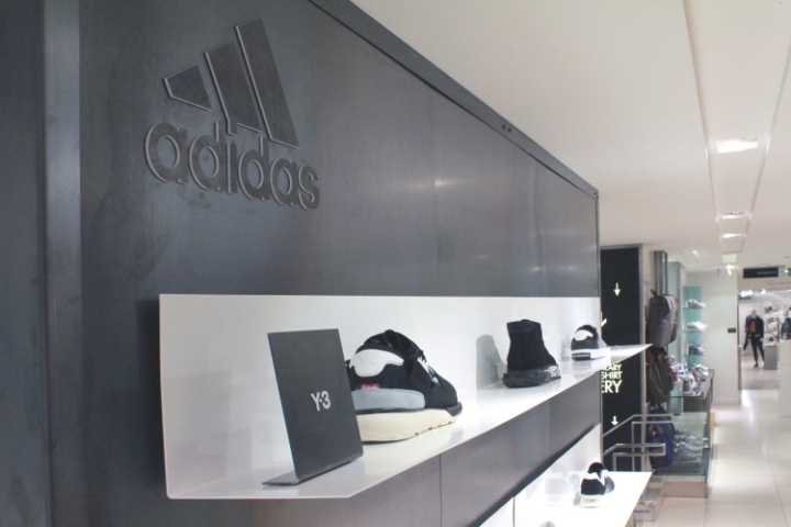 Полка с обувью в магазине adidas