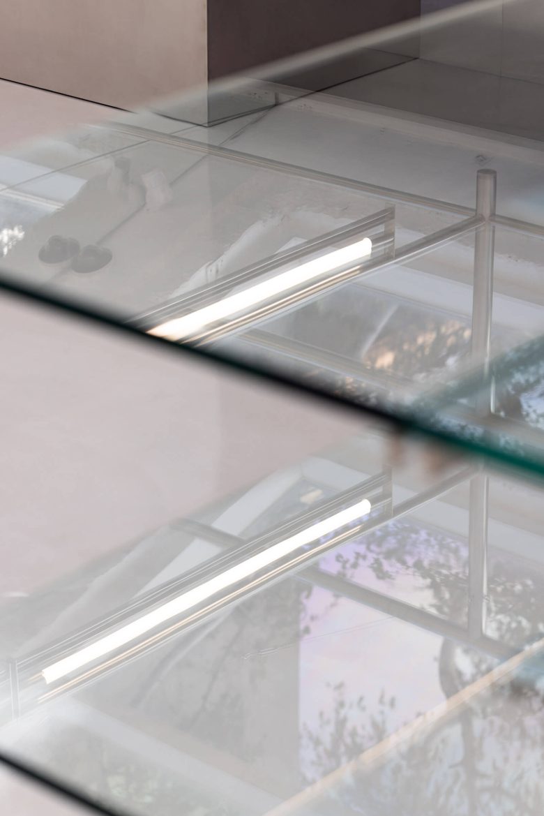 стеклянная поверхность витрин Cost per Kilo flagship store