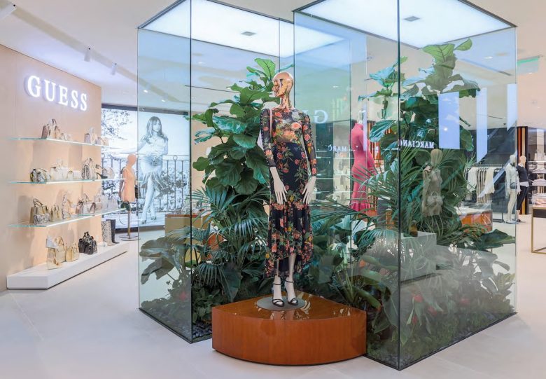 стеклянные витрины Guess Flagship Store