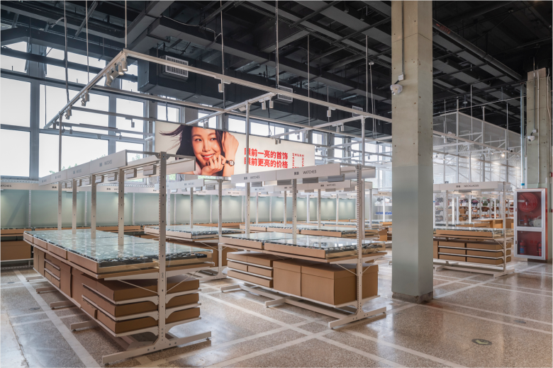 стеклянные витрины Super Zhuanzhuan store