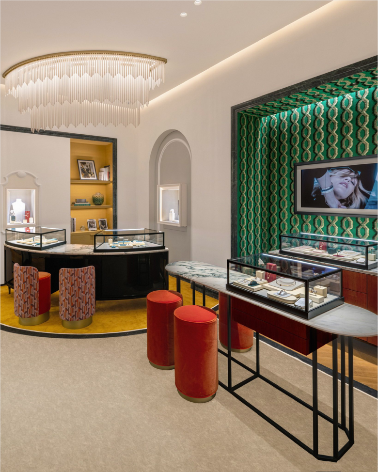 стеклянные витрины с высокими пуфами Boucheron store с другой стороны