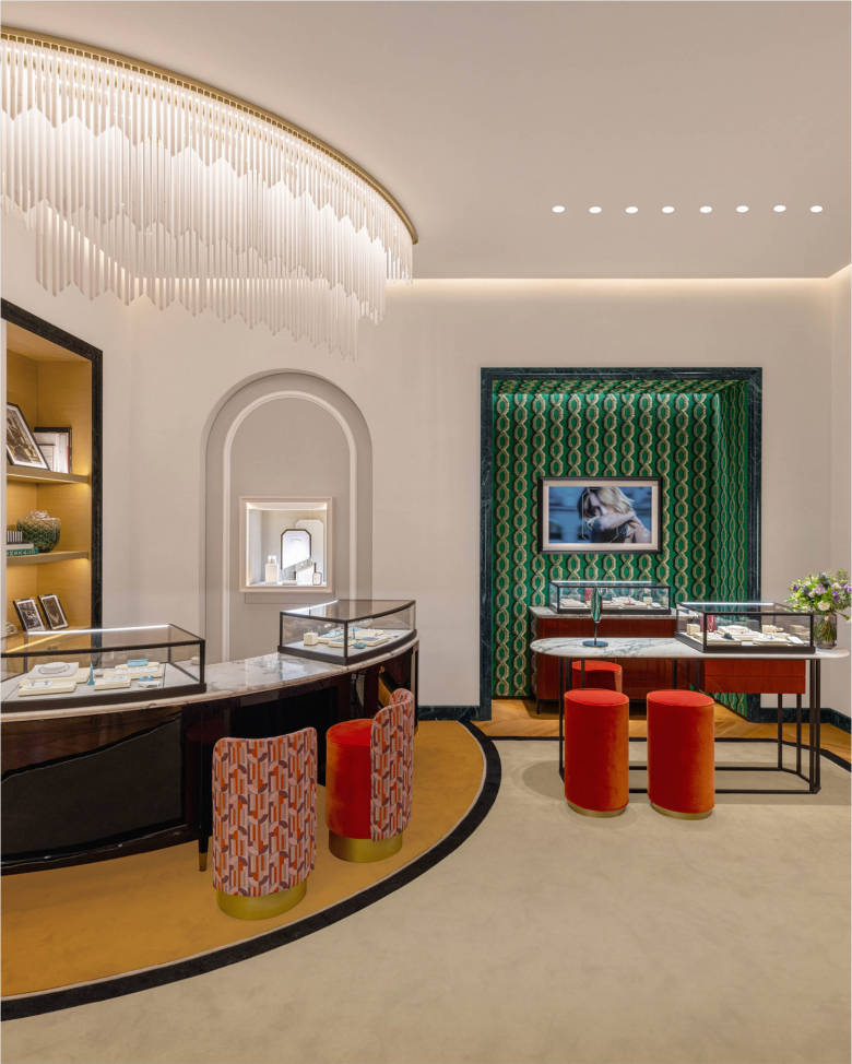 стеклянные витрины с высокими пуфами Boucheron store