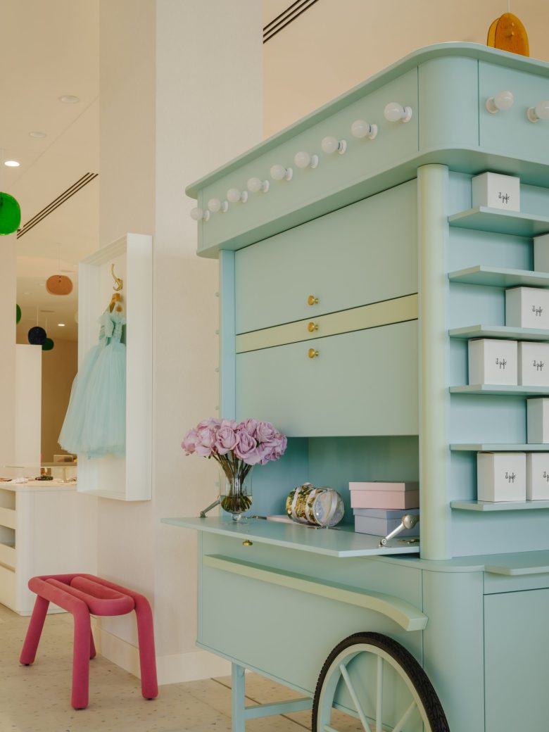 стеллаж тележка с лампочками New children’s boutique