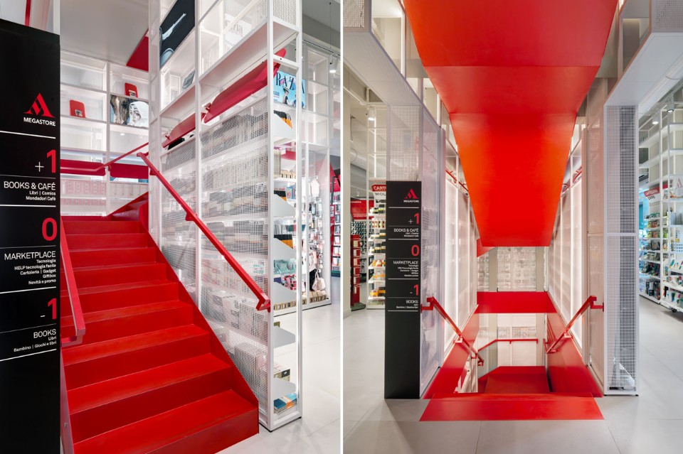Ярко-красная лестница в интерьере книжного магазина