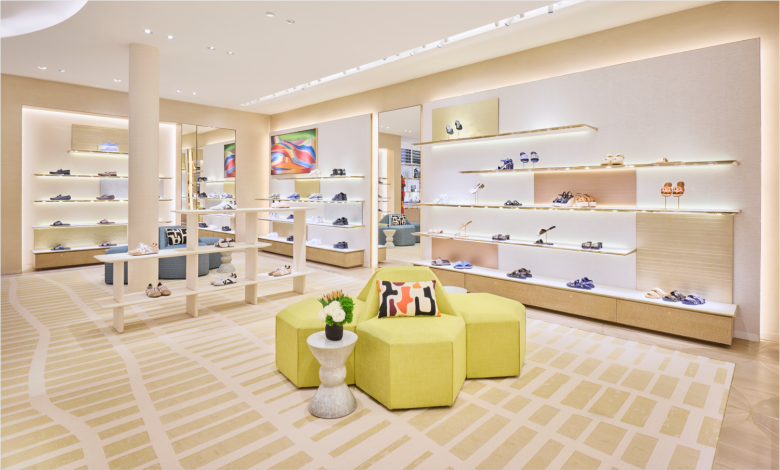 стеллажи с обувью Louis Vuitton store