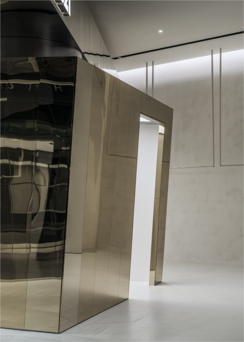 стена павильона Club 21 store