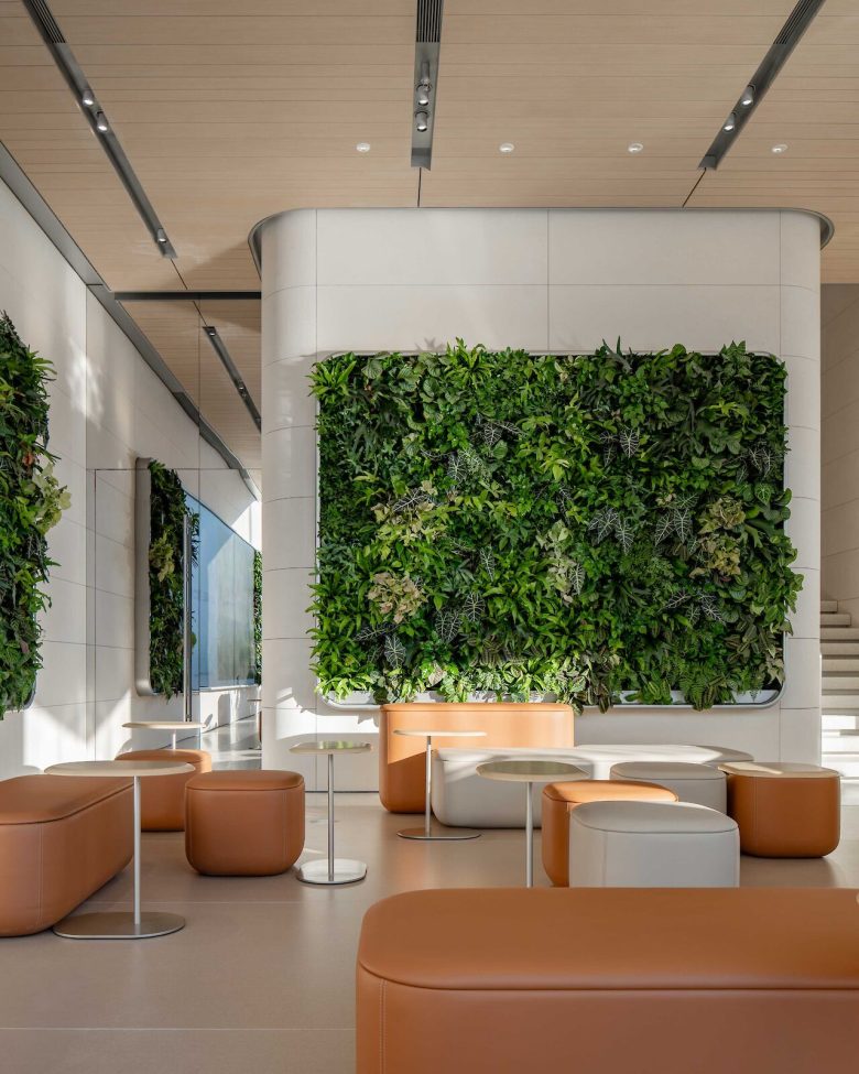 стена с растительностью Huawei Flagship Store