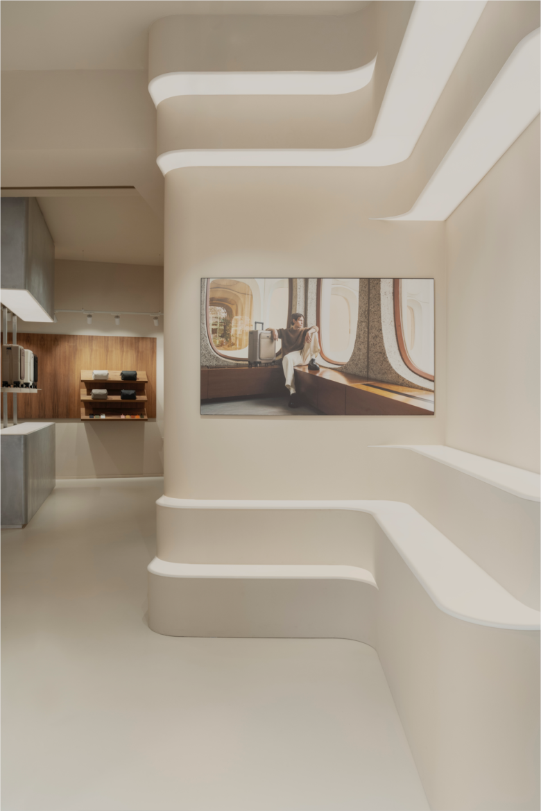 стена с зеркалом на стене NORTVI