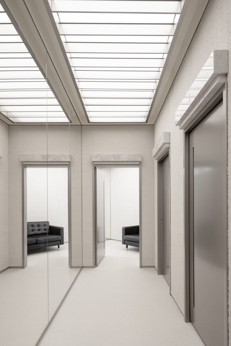 стены с зеркалами ANTA Basketball Arena