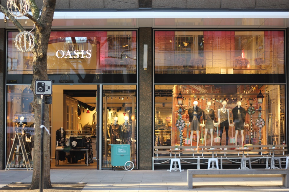 Стильный дизайн магазина одежды Oasis в Лондоне