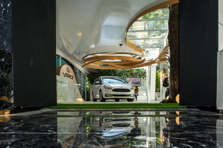 Пространственный дизайн проект шоурума: зеркальный плиточный пол увеличивает пространство