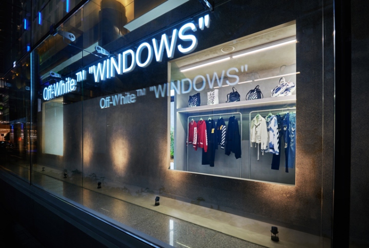 Стильный магазин брендовой одежды Off-White Windows снаружи