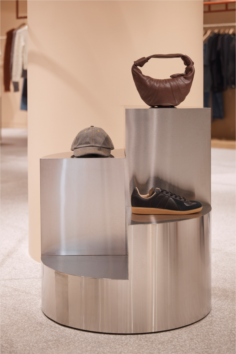 стойка металлическая с товаром Incu Store