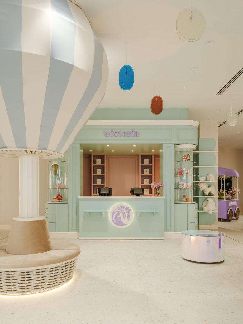 стойка с терминалами New children’s boutique