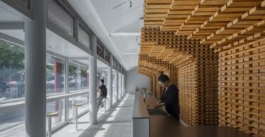 стойка вдоль окна courtyard house by Tumushi Architects