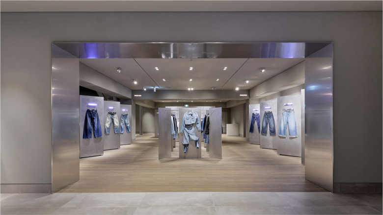 стойки с одеждой_вид снаружи Zara