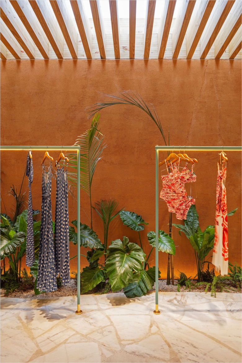 стойки с вешалками для одежды Cia. Marítima brand