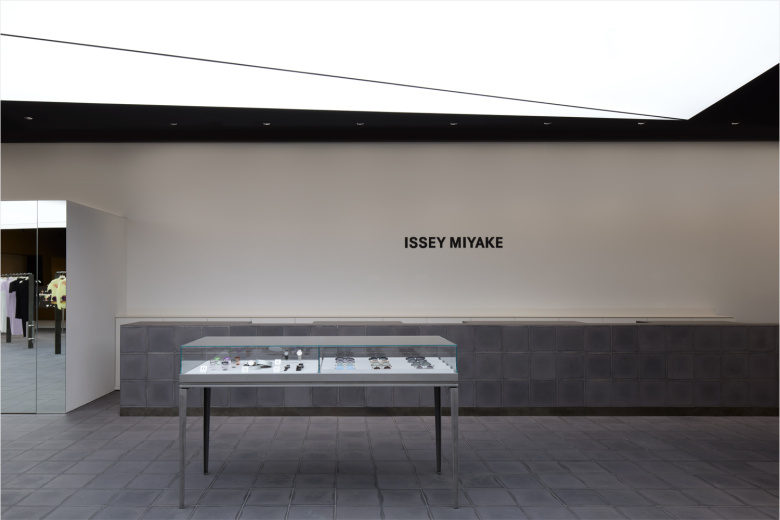 стол-витрина ISSEY MIYAKE store