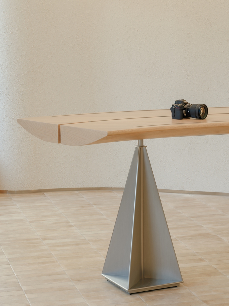 стол витрина с металлическим основанием Nikon Shanghai Flagship Store 2.0