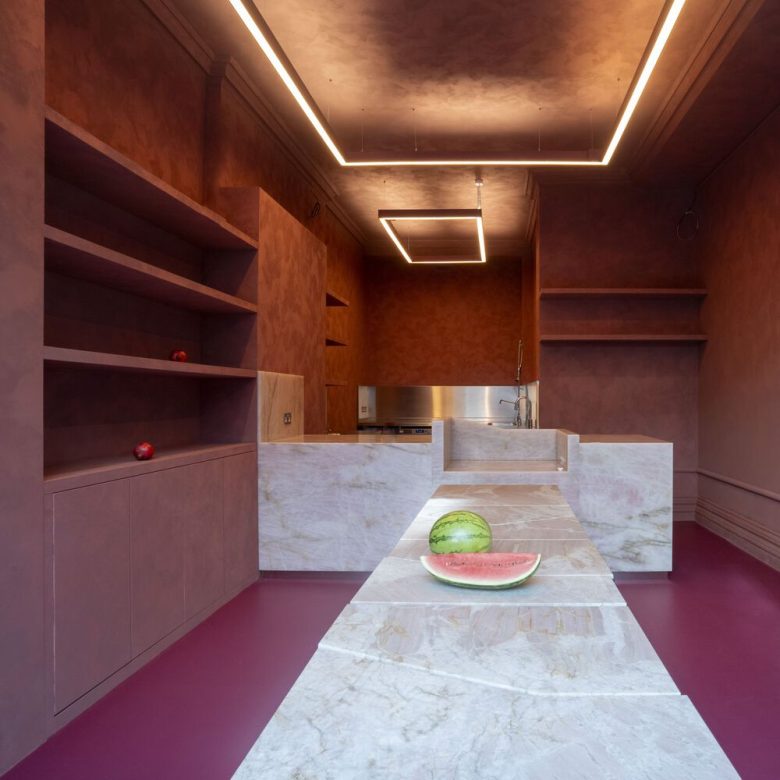 столы и стеллажи Ibraaz Art Space