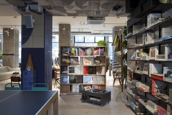 Современный интерьер концептуального вещевого магазина The Store в Берлине