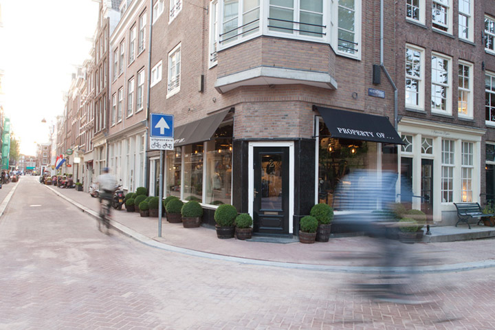 Головокружительный магазин сувениров Property Of в Амстердаме