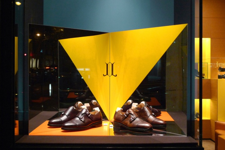 Чудесная витрина магазина классической обуви John Lobb