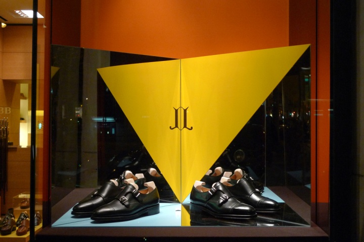 Прекрасная витрина магазина классической обуви John Lobb