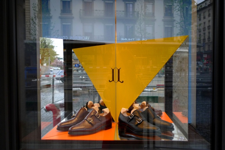 Прекрасная витрина магазина классической обуви John Lobb