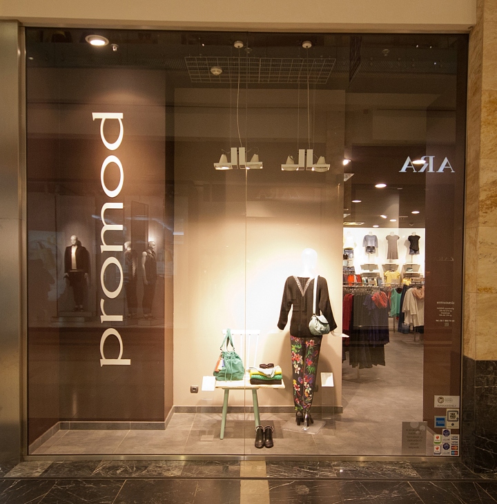 Элегантный дизайн витрины магазина Promod в Будапеште