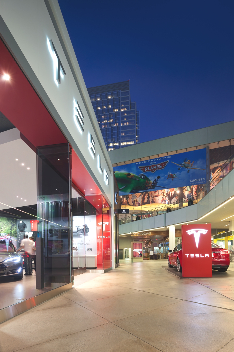 Креативный торговый дом Tesla от бюро MBH Architects в Калифорнии