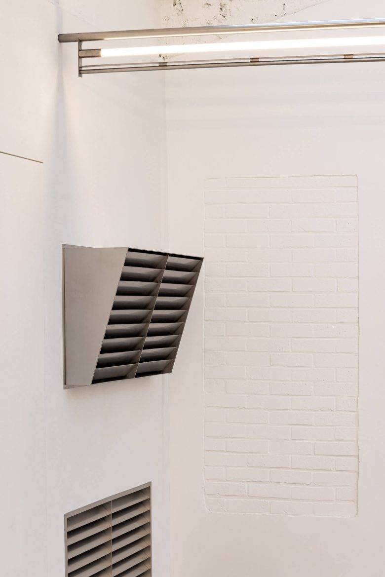 светильники на потолке Cost per Kilo flagship store