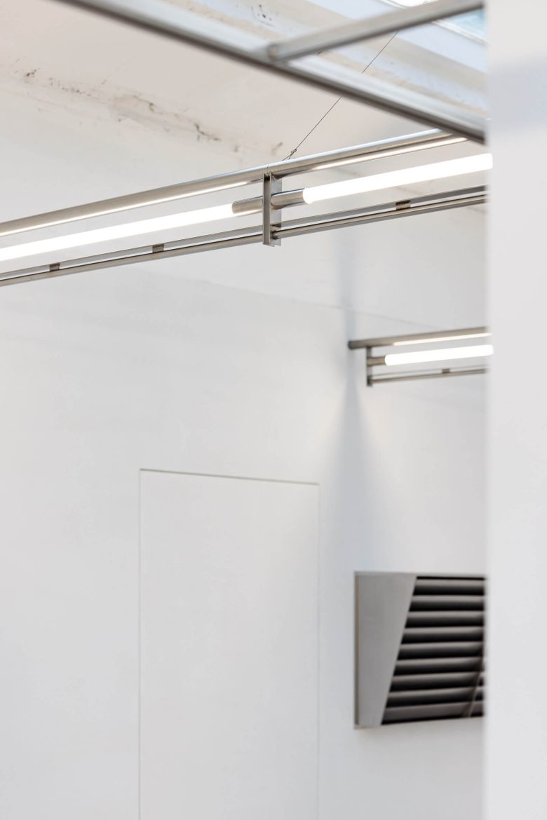 светильники под потолком Cost per Kilo flagship store