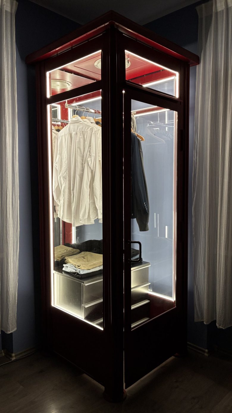 телефонная будка From the Street to the Room с одеждой